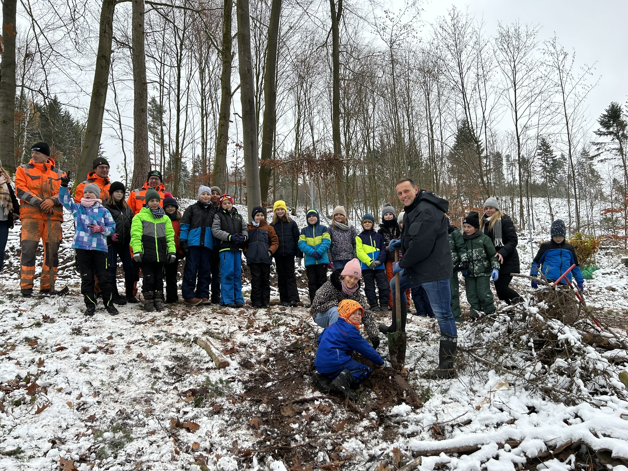 Glück Auf-Grundschule Stockheim: Wir stärken unseren Heimatwald – Wir pflanzen Bäume
