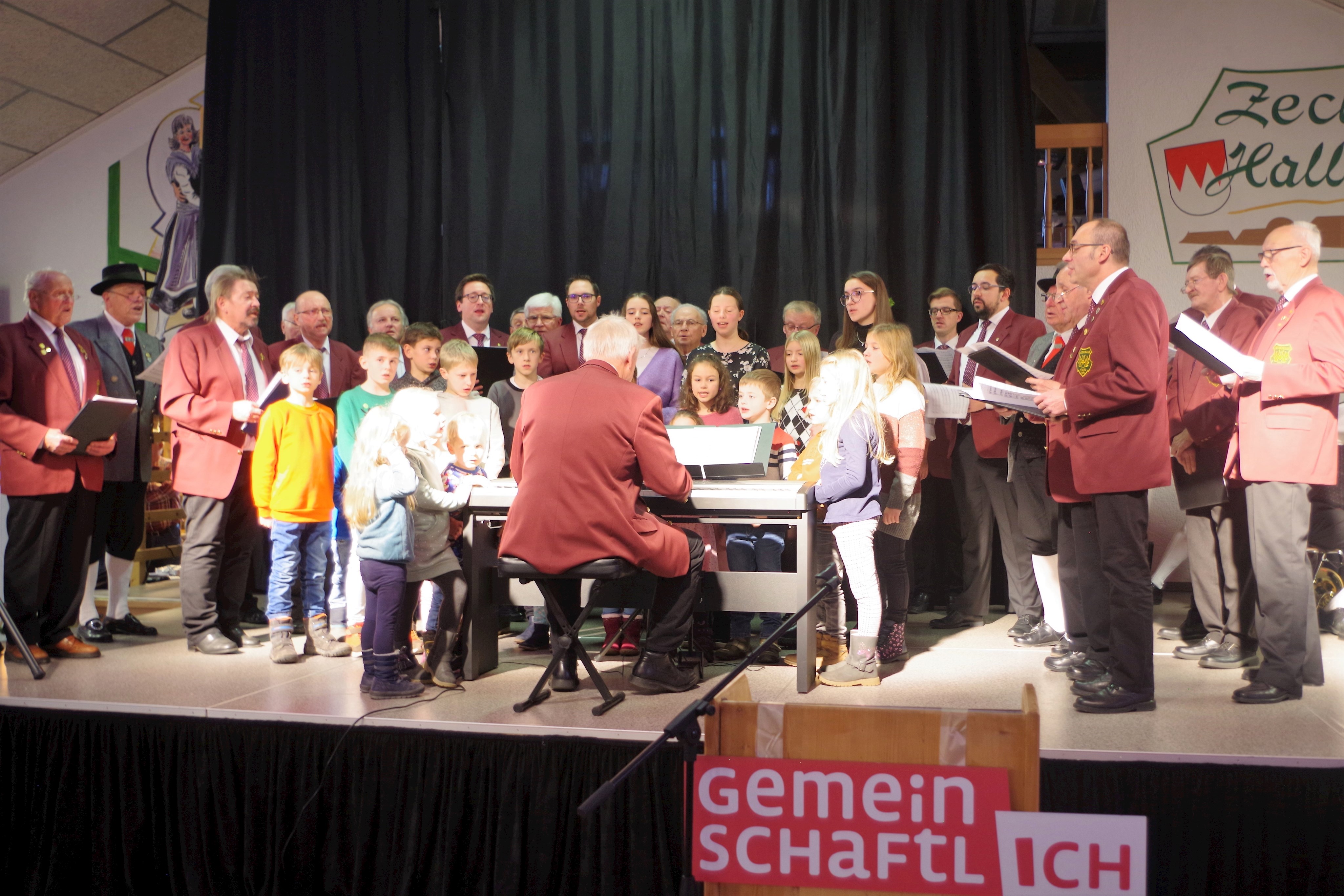 Vorweihnachtliches Geschenk für die Senioren der Großgemeinde Stockheim in der Neukenrother Zecherhalle