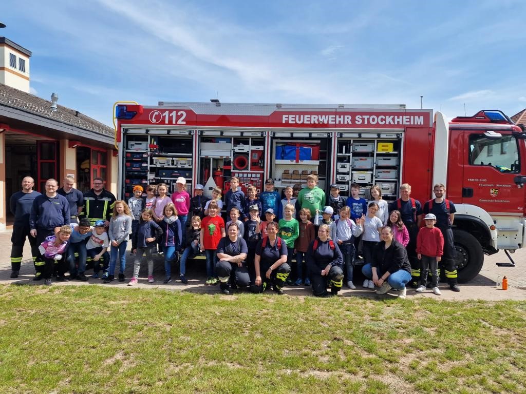 - Besuch der 3. Klassen bei der Feuerwehr Stockheim -