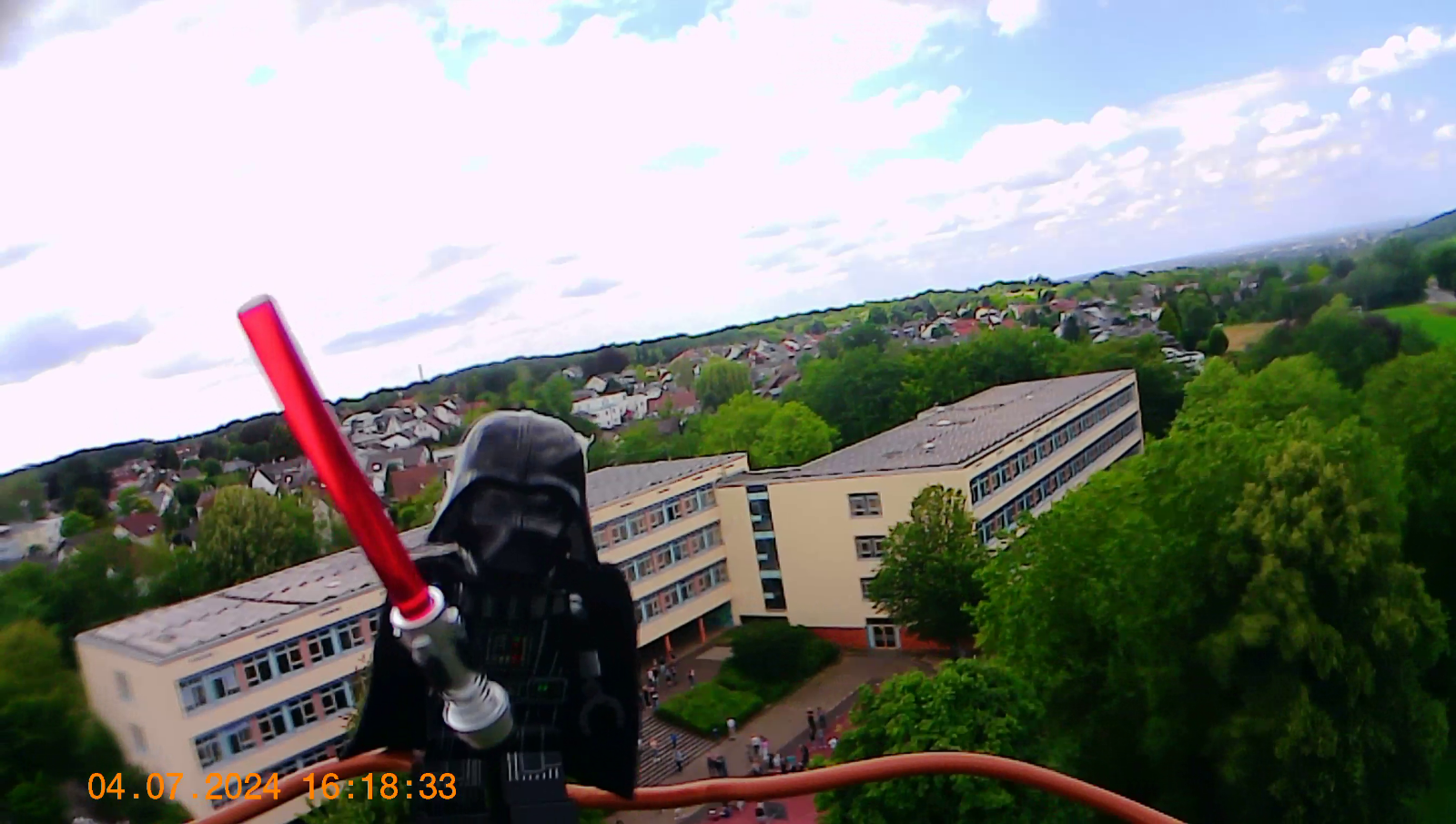 Besuch aus der Stratosphäre - Gestrandeter Wetterballon wird im Wald von Stockheim geborgen