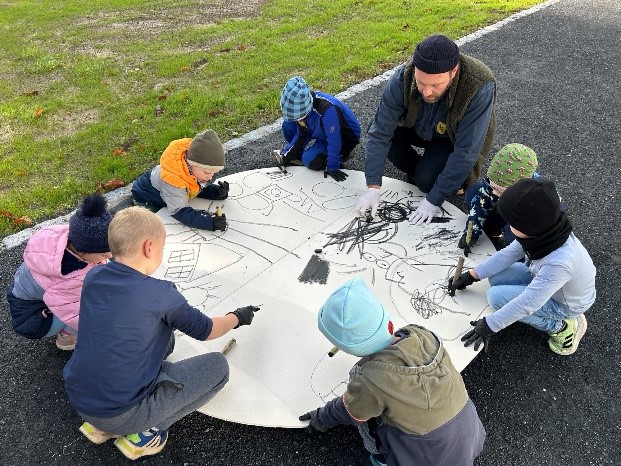 Kleine Künstler in der Rentei: Stockheimer Kindergarten besucht mobiles Atelier
